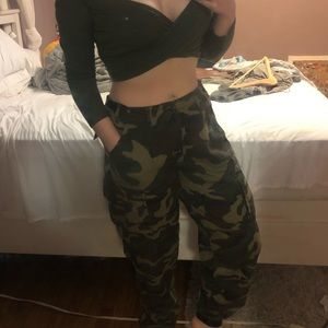 Poster Grl Camo pants never warn adustable